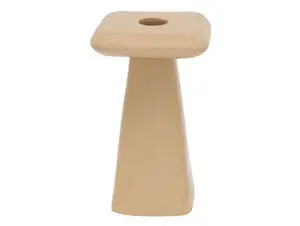 Lysestage i blød brun med bred top og smal base, geometrisk form og glat overflade.