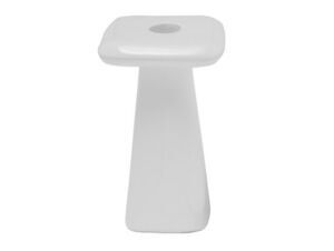 Stor, hvid lysestage med firkantet top og rund fordybning, minimalistisk og konisk design.