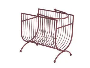 Magasinholder i bordeaux rød med kurvet design og fire buede ben.