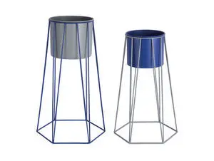 Sæt af to geometriske plantepotter: musgrå med blå ramme, blå med grå ramme.