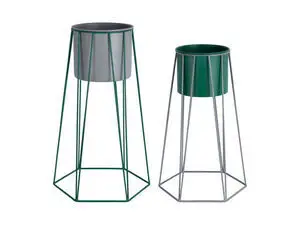 To plantekrukker: grå med grønt stativ, grøn med gråt stativ, geometrisk design.