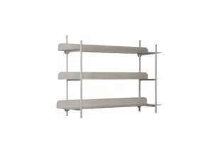 Væghylde med tre horisontale hylder og rundede kanter i varm grå farve, understøttet af lodrette stænger.
