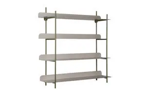 Væghylde med fire varme grå hylder og grønne metalstænger i minimalistisk design.