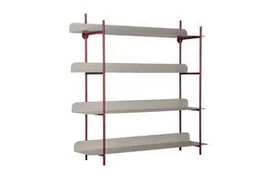 Vægreol med fire varmegrå hylder og burgundy rød ramme. Minimalistisk design med afrundede kanter.