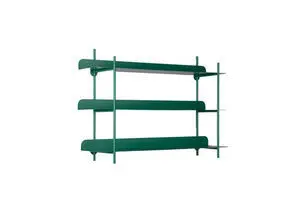 Væghylde i retro grøn med tre niveauer og fire lodrette stænger som støtte.