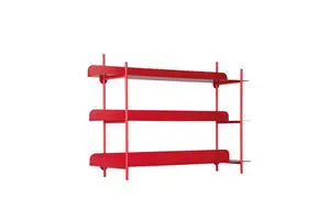 Vægreol i retrodesign med tre lyse røde hylder og lodrette stænger på begge sider.