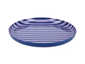 Tallerken med stribet mønster i lilla nuancer, kant i koboltblå, rund form.