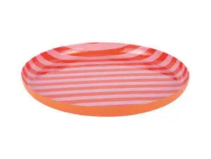 Rund tallerken med striber i klar orange og blød pink, glat blank overflade, let hævet kant.