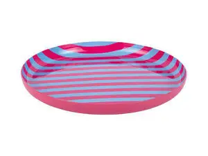 Tallerken med lyserøde og bløde blå striber, glat buet kant, moderne og legende design.