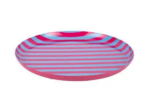 Stor, rund tallerken med lyserøde og lyseblå striber, flad overflade og let hævede kanter.