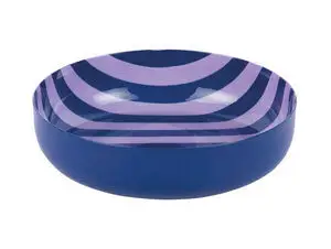 Skål med ydre i koboltblå og indre striber i koboltblå og blød lilla, glat og blank overflade.