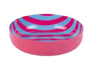 Skål med lyserød yderside og indvendige lyserøde og blå striber. Rund og lav form.