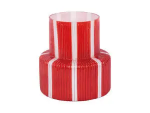 Skarlagenrød retro vase med hvide lodrette striber, bred bund, smallere top og tekstureret overflade.
