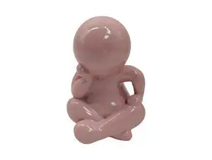 Statue i blød lyserød, sidder med korslagte ben, hånd på kinden. Blank overflade med refleksioner.