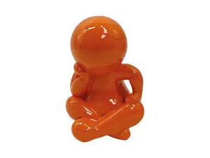Lys orange, stiliseret figur sidder med krydsede ben, hovedet på hånden, glat og skinnende.