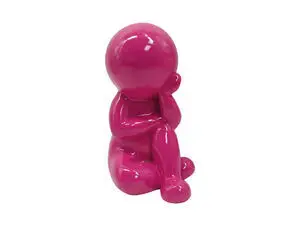 Siddende figur i lys pink, drømmende position, skinnende overflade, abstrakt og minimalistisk design.