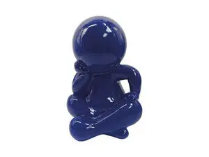 Statue i koboltblå med glat overflade, sidder med korslagte ben og abstrakt form uden ansigtstræk.