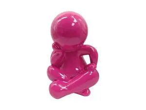 Stor, lys pink statue af stiliseret menneskefigur med glat overflade og krydsede ben.