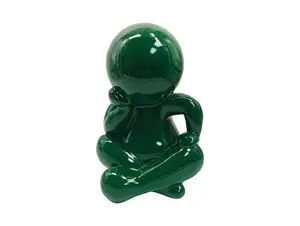 Retrogrøn skinnende statue af en siddende figur med hovedet hvilende på hånden.