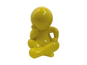 Gul, glat statue i siddeposition, hoved hvilende på hånd. Ingen ansigtstræk. Skinnende finish.