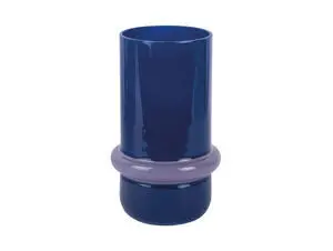 Cylindrisk vase i kobaltblå med en blød lilla ring omkring midten.