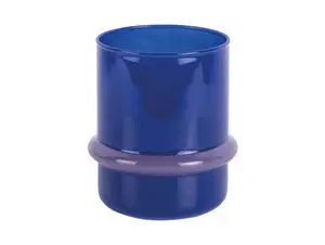 Cylindrisk lysestage i koboltblå med en blød lilla ring midt på.