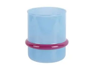 Cylindrisk lysestage i blød blå med lys pink ring omkring midten.