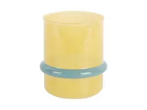 Cylindrisk lysestage i mango gul med en blød blå ring omkring midten. Enkel og moderne design.