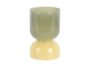 Lysestage i junglegrøn og blød gul med cylindrisk top og rundet base, enkel og stilren.