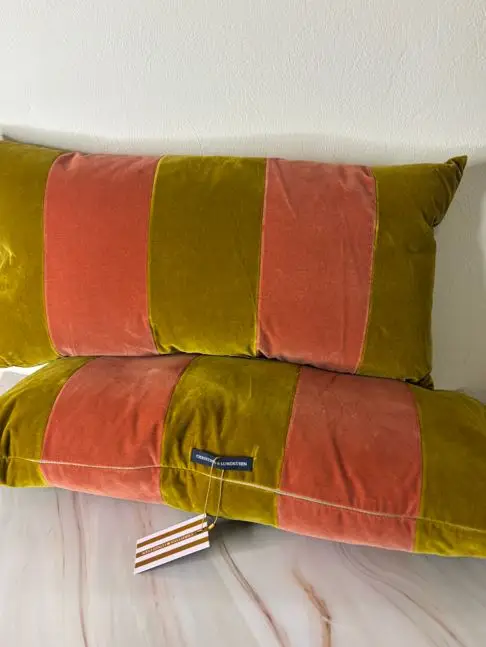 Christina Lundsteen - Stripe Velvet pude - Golden olive/blush - 40x80cm