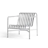 Moderne loungestol i galvaniseret stål med lodrette lameller og lige armlæn.