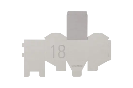 Skabelon til husformet adventsstykke med tallet "18" og foldelinjer til samling.