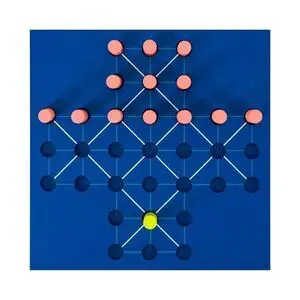 Brætspil med pink, blå og gul brikker på kvadratisk bræt med geometrisk mønster.