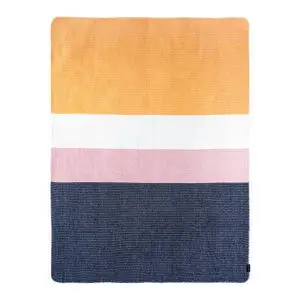 Tæppe i rektangulær form med striber i gul, hvid, pink og blå. Vævet tekstur giver det et hyggeligt look.