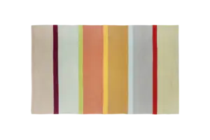 Tæppet har brede, lodrette striber i beige, bordeaux, grøn, orange, gul, lyseblå, grå og rød.