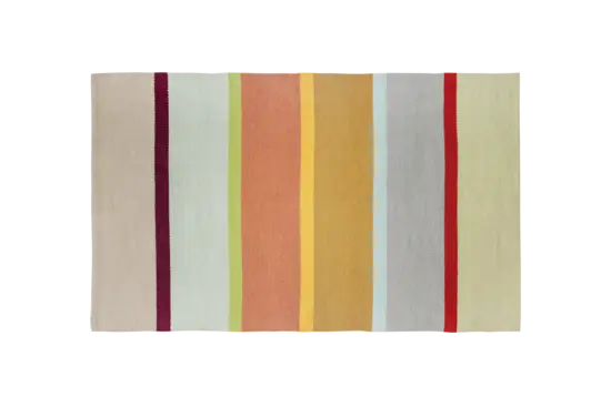 Tæppet har brede, lodrette striber i beige, bordeaux, grøn, orange, gul, lyseblå, grå og rød.