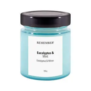 Duftlys i lyseblå glasbeholder med sort låg. Mærkat: "Eucalyptus &amp; Mint", vægt: 150 g.