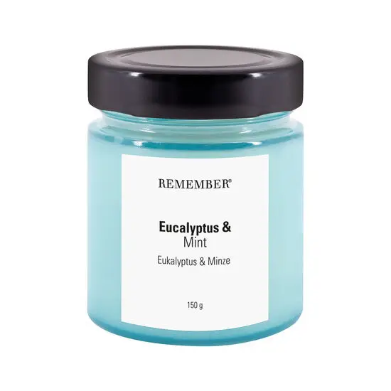 Duftlys i lyseblå glasbeholder med sort låg. Mærkat: "Eucalyptus &amp; Mint", vægt: 150 g.