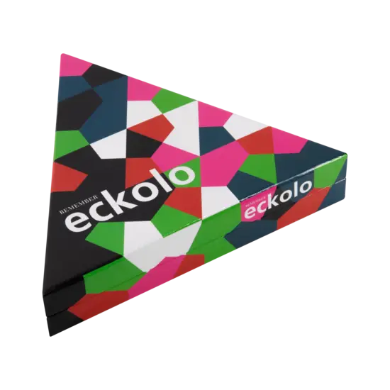 Trekantet æske med farverige geometriske mønstre. "Eckolo" står tydeligt på emballagen.