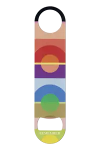 Flaskeåbner med fladt design, farverige geometriske mønstre og "REMEMBER" trykt på den ene ende.