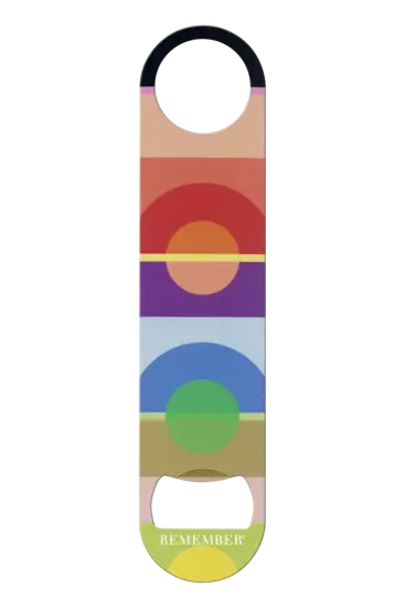 Flaskeåbner med fladt design, farverige geometriske mønstre og "REMEMBER" trykt på den ene ende.