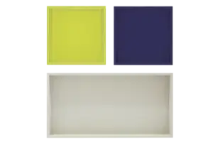 Tre bakker: to kvadratiske i gul og mørkeblå, en rektangulær i lys farve. Blank overflade.