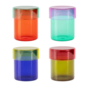 Sæt med fire cylindriske glasbeholdere i orange, grøn, blå og gul, hver med matchende låg.