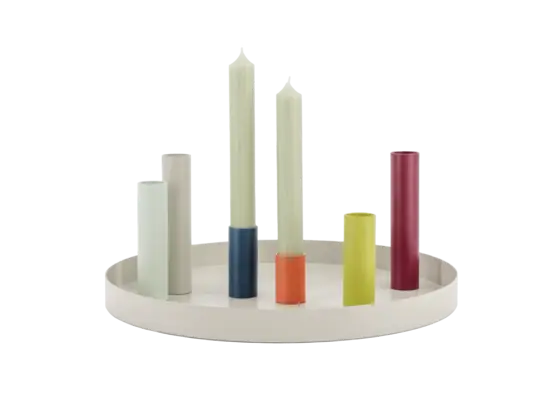 Seks farverige lysestager i forskellige højder på rundt fad. Moderne design, kan omarrangeres.