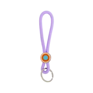 Lilla nøglering med en orange og blå cirkel samt en metalring til nøgler.