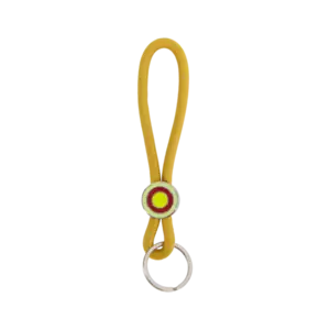 Gul nøglering med cirkulært emblem i røde og grønne cirkler, metalring til nøgler.
