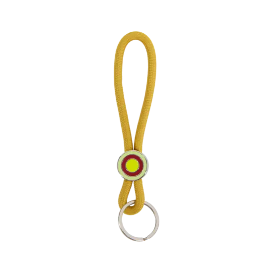 Gul nøglering med cirkulært emblem i røde og grønne cirkler, metalring til nøgler.