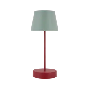 Lille bordlampe med moderne design, rød base og stilk samt grøn, konisk lampeskærm.