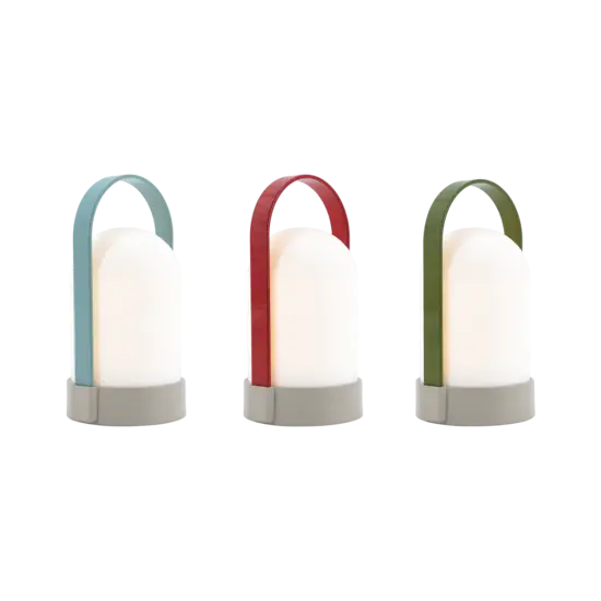 Tre hvide lamper med farvede håndtag: rød, lyseblå og grøn.