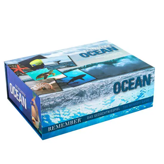 Blå æske med havmotiver og teksten "OCEAN" og "REMEMBER" på flere sprog.